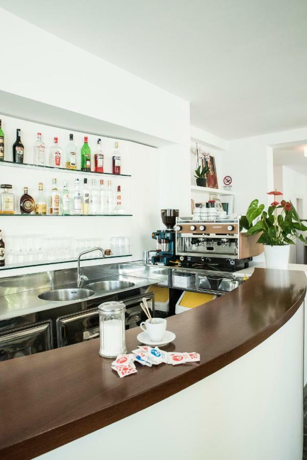 Hotel Houston Suites Римини Екстериор снимка