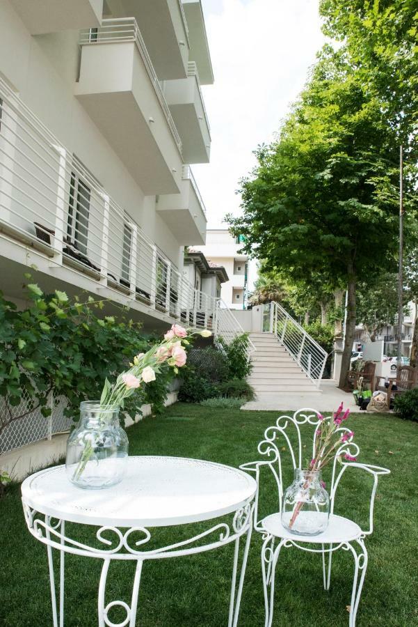 Hotel Houston Suites Римини Екстериор снимка